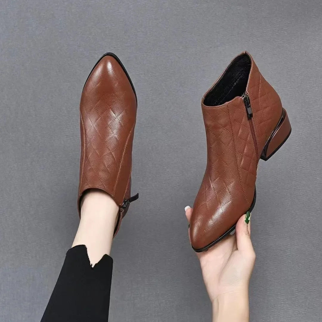Apolline | Bottines Orthopédiques Pointues à Petit Talon Carré